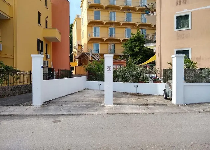 The Bluehouse - Spacious Top Floor Flat With Parking, By Mon Repos Beach