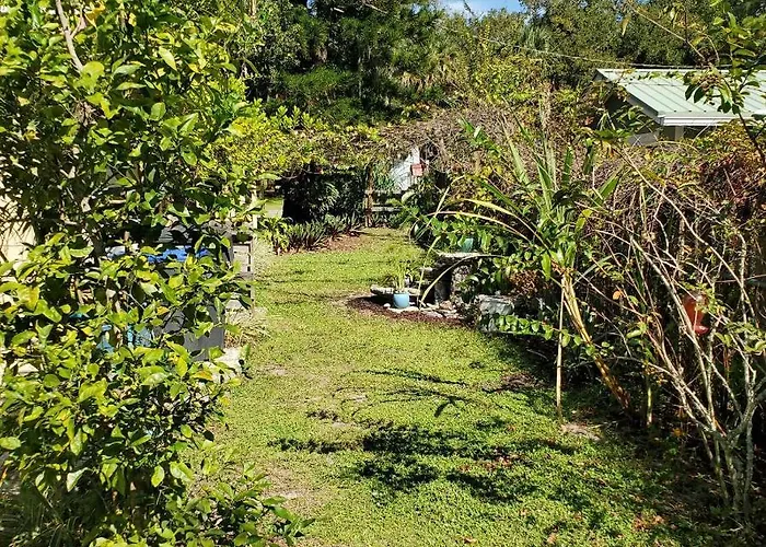1 Beige Cozy Bungalow Or 1 White Cozy Efficiency Cottage In Titusville