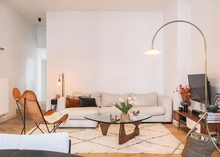 Traditional Chic, High Ceilings' Apt Aircos Fiber And Garage