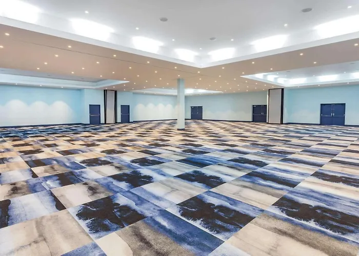 Ramada By Wyndham Hartford North - Bradley Airport