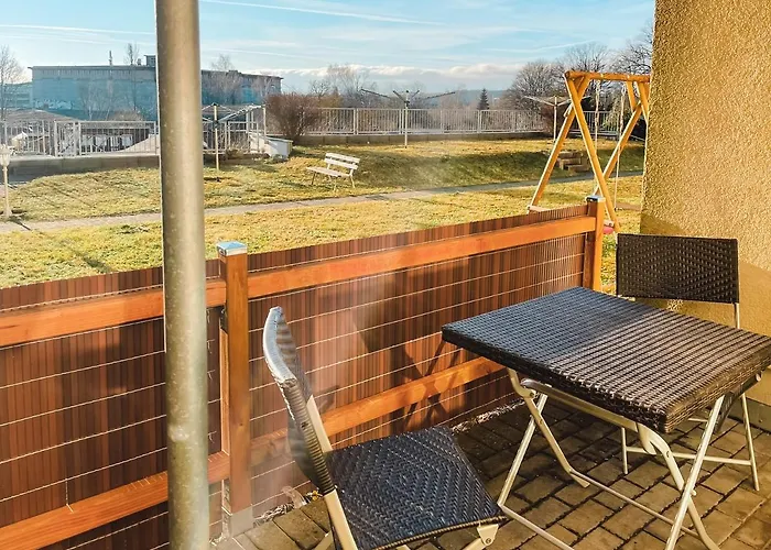 Schöne Wohnung, eigene Terrasse, privater Parkplatz, Wi-Fi, Waschmaschine, 3P