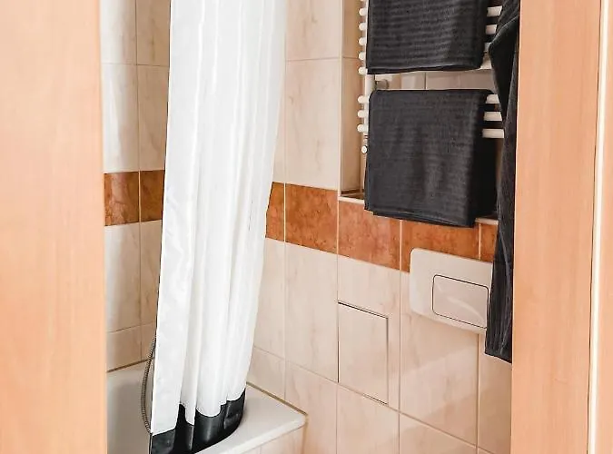 Schöne Wohnung, eigene Terrasse, privater Parkplatz, Wi-Fi, Waschmaschine, 3P