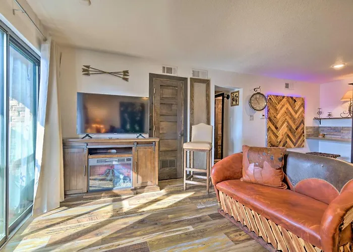 4 Mi To Dtwn: Rustic Fort Worth Apt