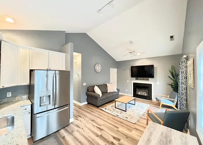 Charming, Beautiful, Treetop Loft, Prime Location