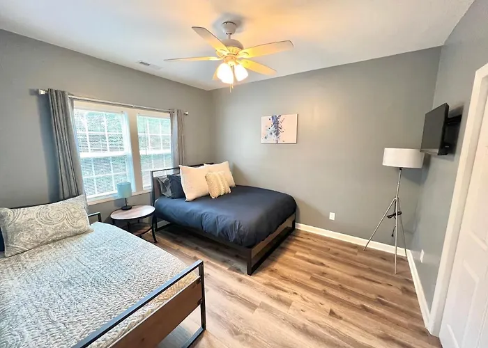 Charming, Beautiful, Treetop Loft, Prime Location