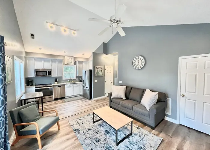 Charming, Beautiful, Treetop Loft, Prime Location