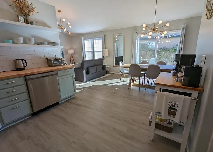Contemporary 2-Bedroom Close To Downtown, Dining