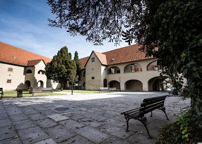 Huszarvar Hotel Kastelyszallo