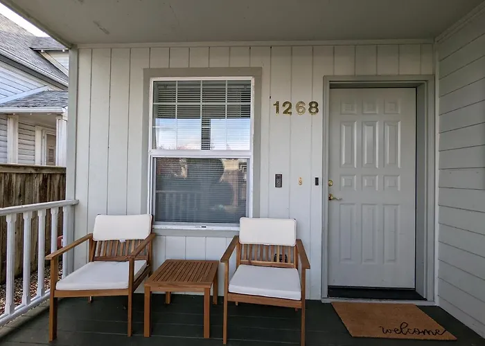 Contemporary 2-Bedroom Close To Downtown, Dining