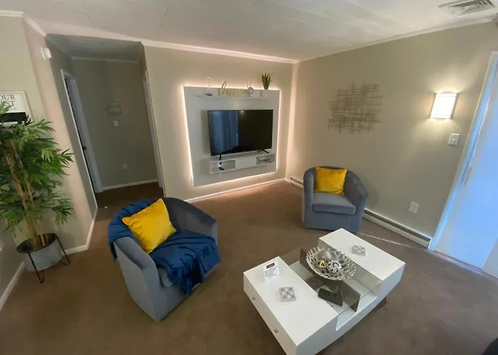 A Modern Apt Close To Downtown