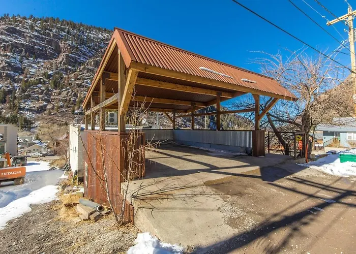 Lotus Mountain Suites East Suite