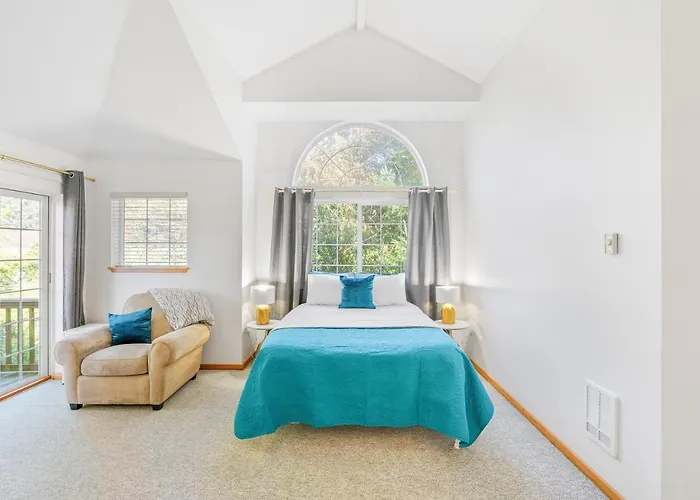 Cannon Beach Retreat: Oceanfront Suites with Fireplaces