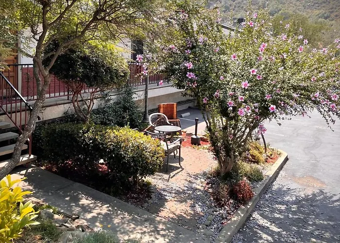 Mariposa Lodge
