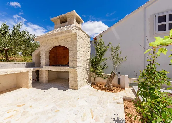 Apartments Amfora - Cozy And Modern Apartments For Up To 10 People, 100M From The Sea And Beach