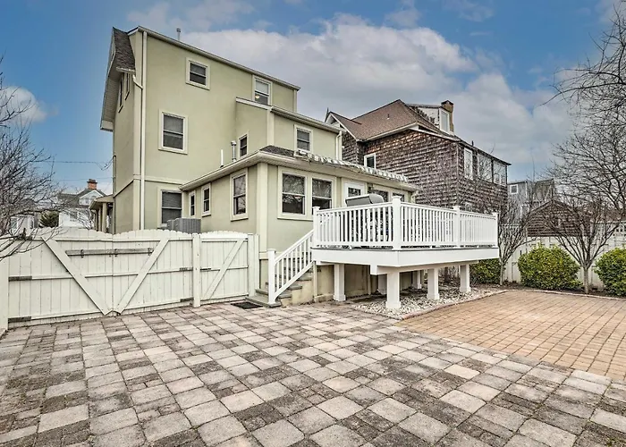 Beautiful Spacious Beach Home, Private Deck & Grill, With Beach Badges