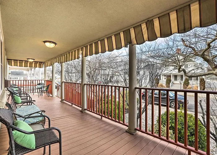 Beautiful Spacious Beach Home, Private Deck & Grill, With Beach Badges