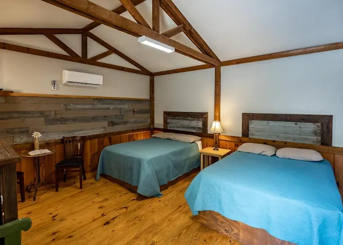 The Historic Leakey Inn