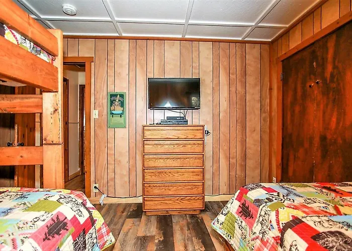 Modern 2Br Lakefront Cabin: Mins To Village W/ Dock Access & Wifi