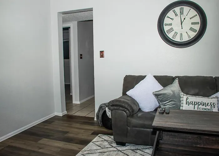 Lovely 2 Bedroom! Close To All In A 4Plex
