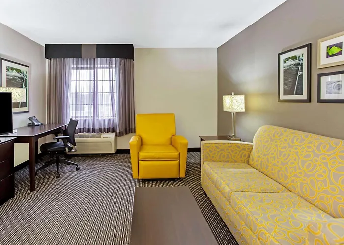 La Quinta By Wyndham Milwaukee Delafield