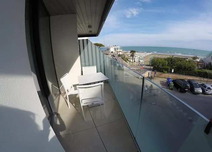 Suite Serenissima Bilocale Con Terrazzo Frontemare - Agenzia Cocal