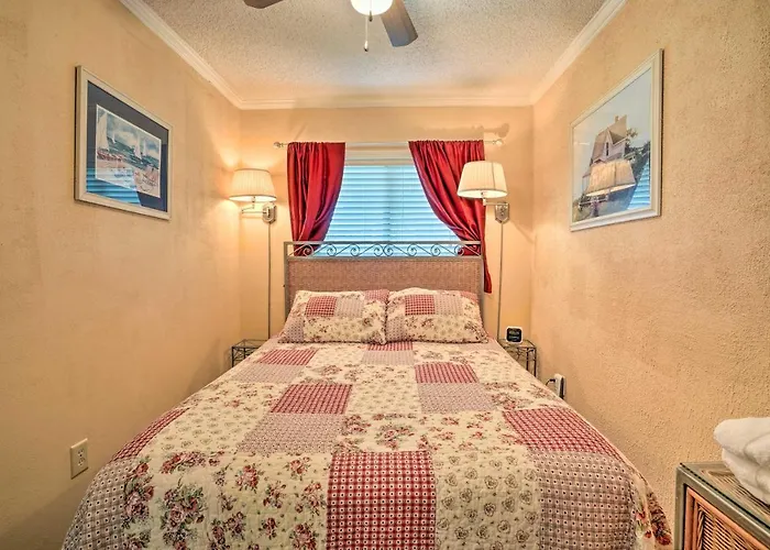 Beachfront Isle Of Palms Condo W/ Balcony & Pool!