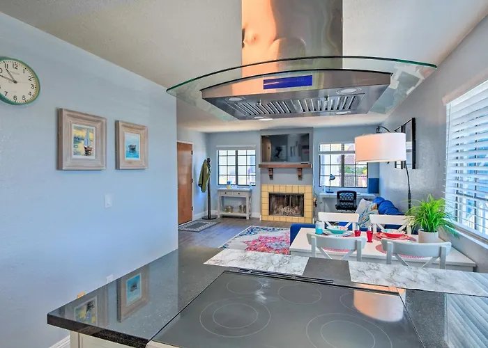 Breezy Monterey Apt: Walk To Downtown & Beach