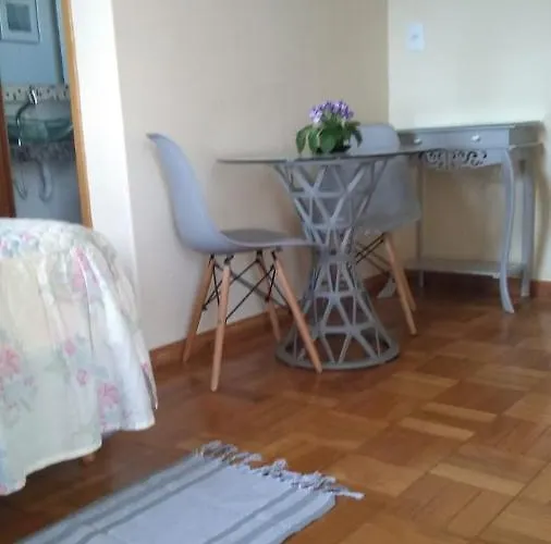 Flat em local tranquilo, com garagem dois quarteirões do centro histórico, 15 min de Tiradentes