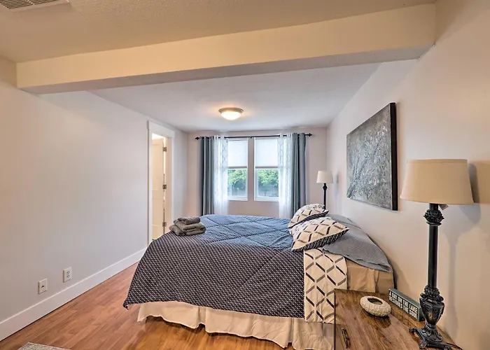 Cute Grand Haven Apartment: Walk Downtown Streets!