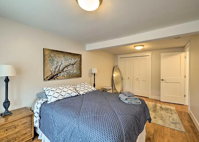Cute Grand Haven Apartment: Walk Downtown Streets!