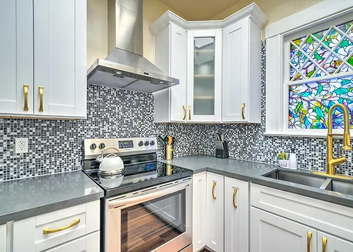 Cozy Carpinteria Apartment: Walkable Location