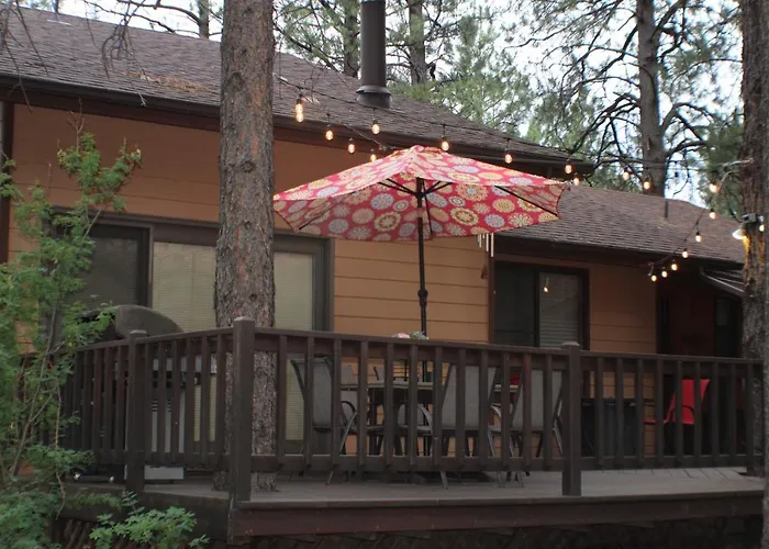 Kathys Cabin, King Bed, Hot Tub, Near-Nau & Downtown Attractions, Perfect Year-Round Mountain Getaway