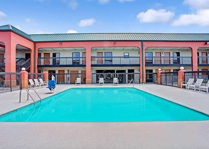 Super 8 By Wyndham Knoxville East