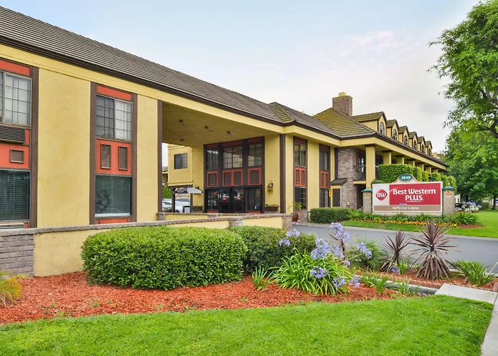 Best Western Plus Raffles Inn&Suites