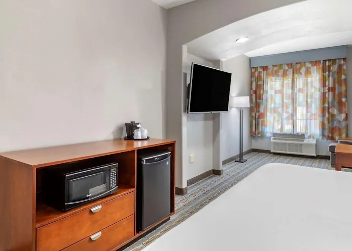 Comfort Inn & Suites Cleveland Tx