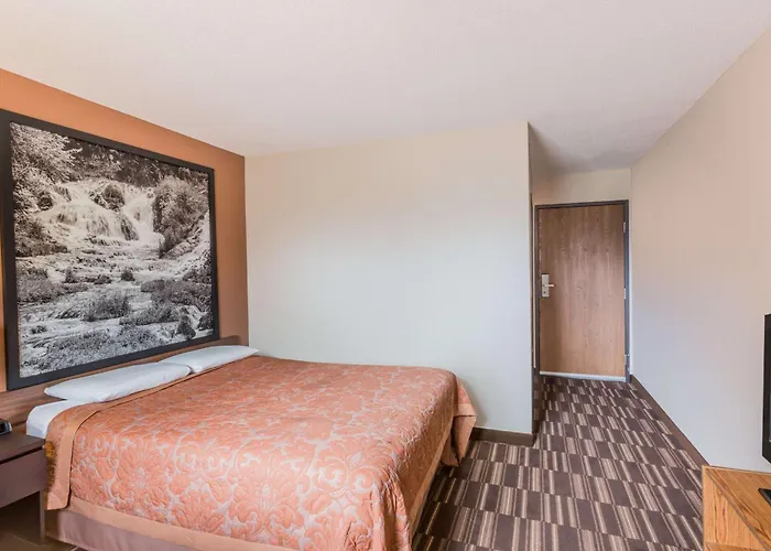 Super 8 By Wyndham Madison