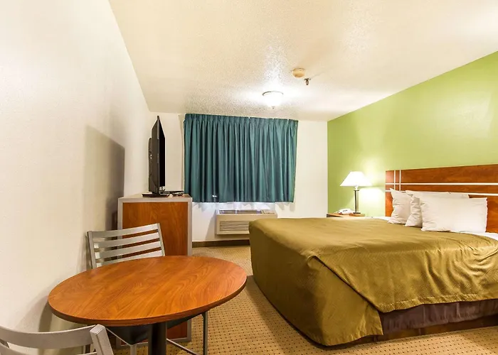 Econo Lodge Inn & Suites Pekin - Peoria Area
