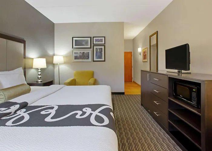 La Quinta Inn & Suites By Wyndham Detroit Metro Airport