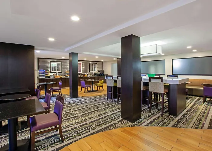 La Quinta Inn & Suites By Wyndham Detroit Metro Airport