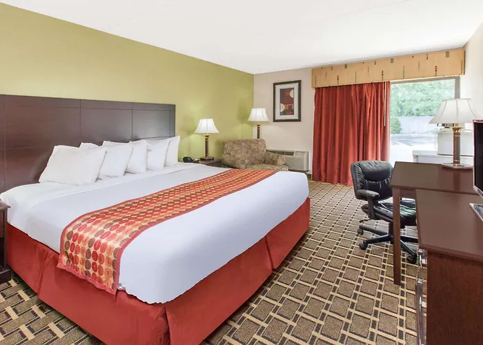 Days Inn & Suites By Wyndham Madison Heights Mi