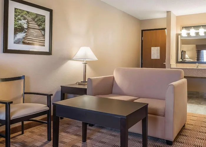 Quality Inn & Suites Pittsburgh Harmarville