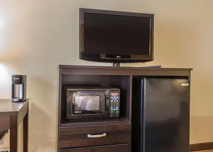 Quality Inn & Suites Pittsburgh Harmarville