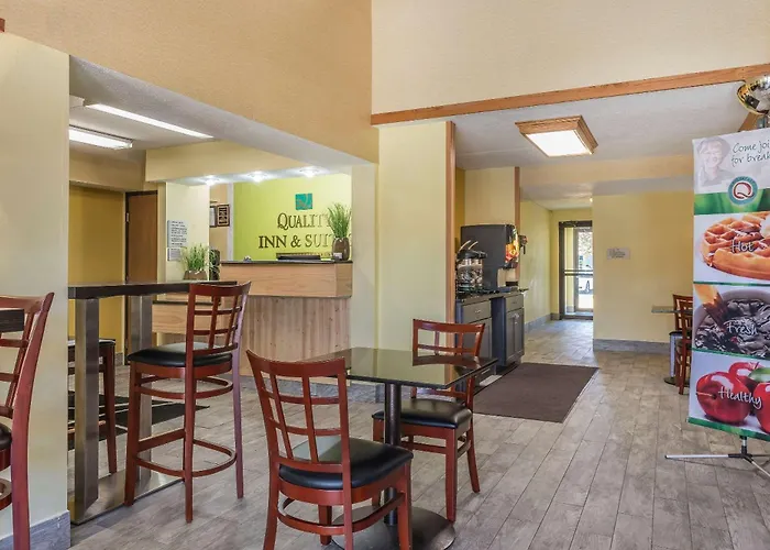 Quality Inn & Suites Pittsburgh Harmarville