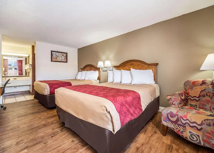 Econo Lodge Inn & Suites Macon West