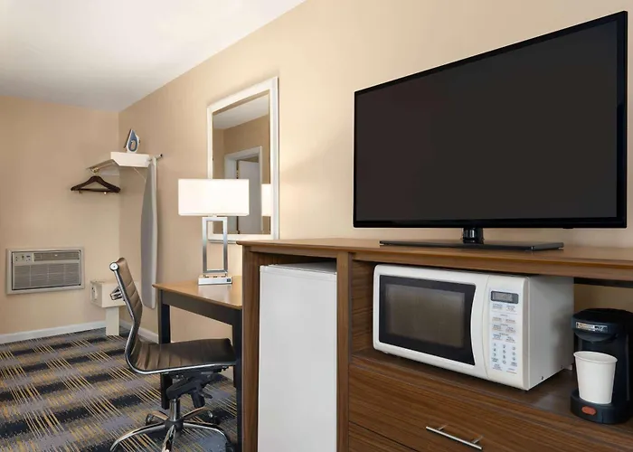 Days Inn By Wyndham Middletown/Newport Area