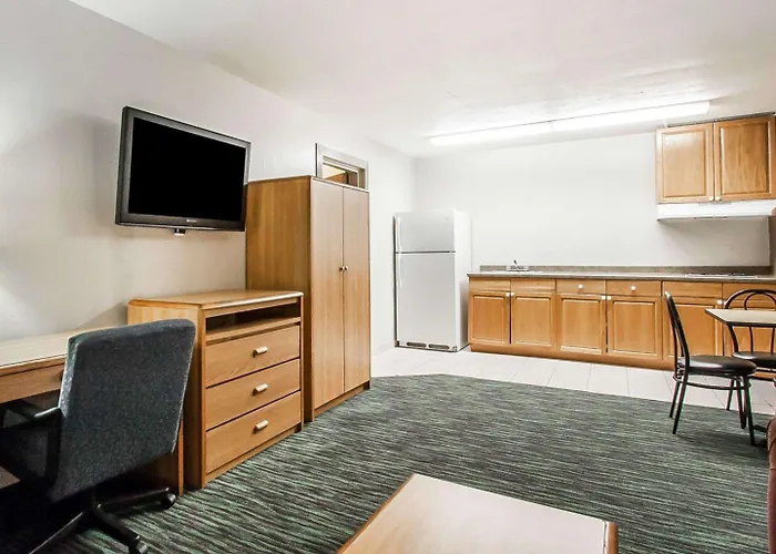 Econo Lodge Inn & Suites Jackson Northwest