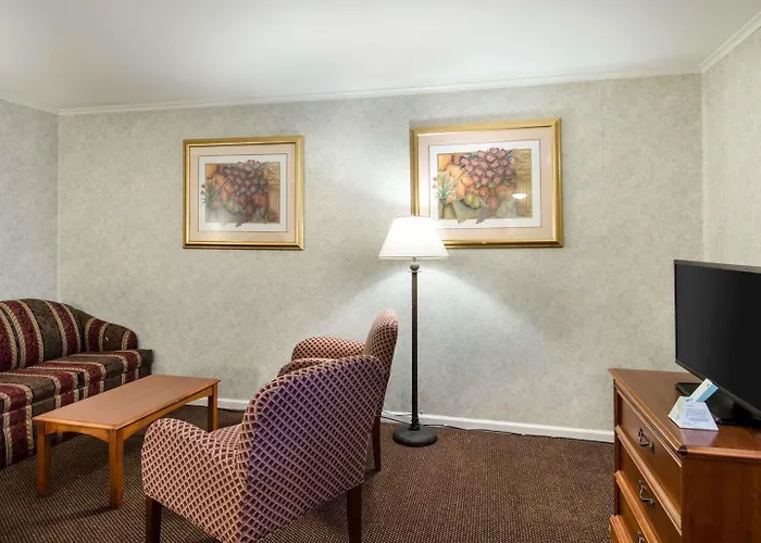 Econo Lodge Inn & Suites