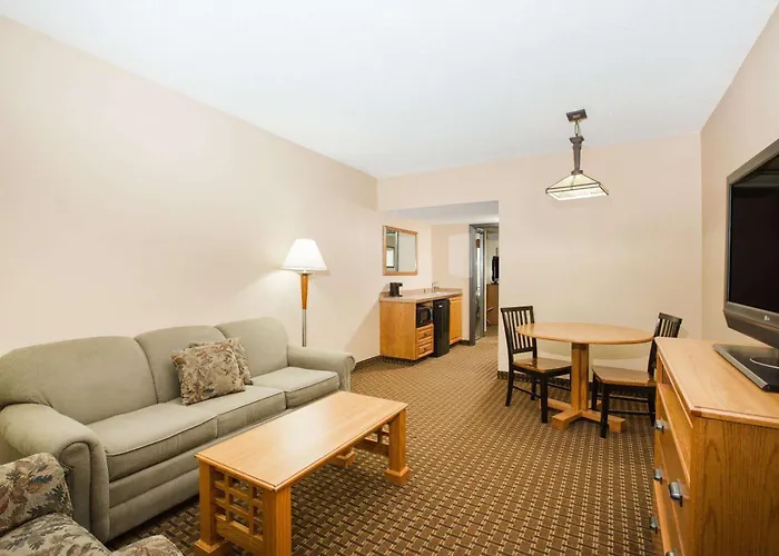 Ramada By Wyndham Des Moines Tropics Resort & Conference Ctr