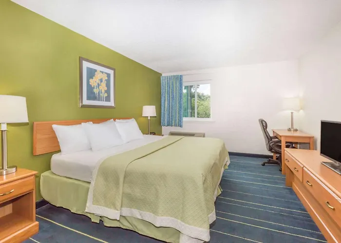 Days Inn & Suites By Wyndham Bridgeport - Clarksburg