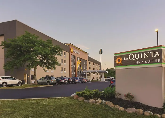 La Quinta Inn & Suites By Wyndham Cleveland - Airport North